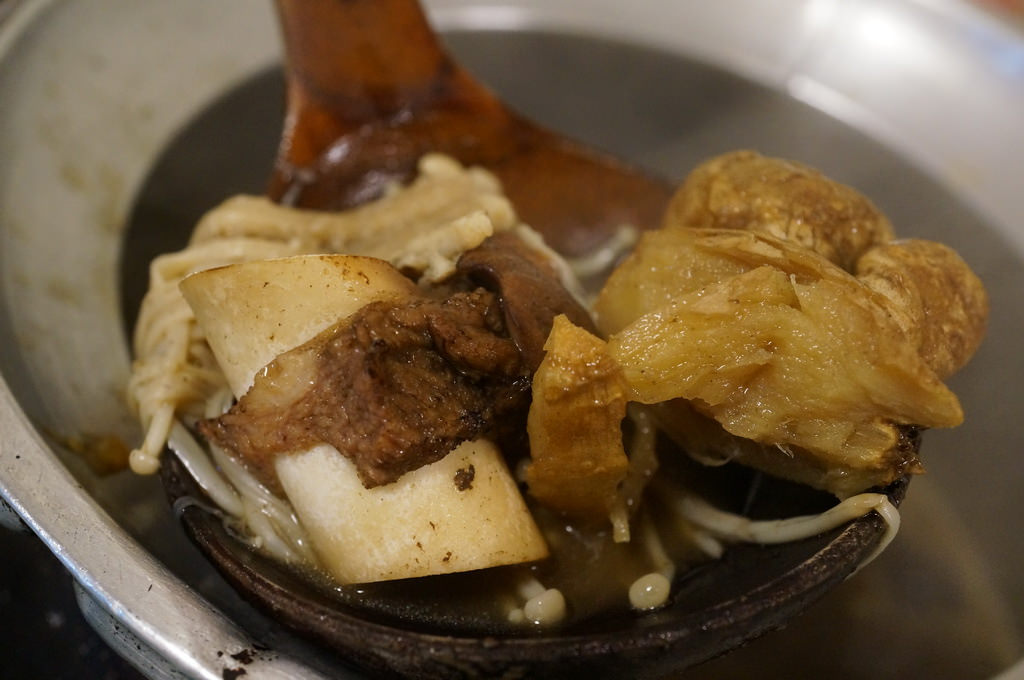 台北美食 捷運萬隆站 宣德炭燒羊肉爐 藥膳紅燒湯頭配好大隻膠質羊腳 小芝芝 雞不擇食玩樂blog